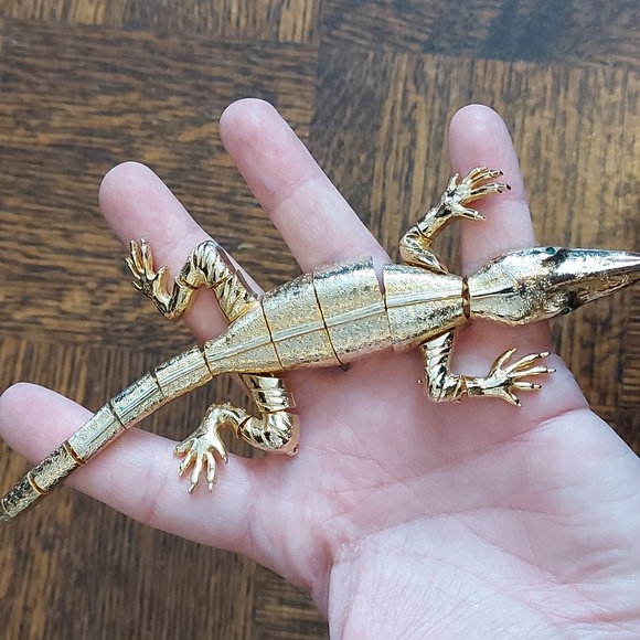 Unlabelled large gold tone articulated crocodile brooch w green eyes - Picture 4 of 4